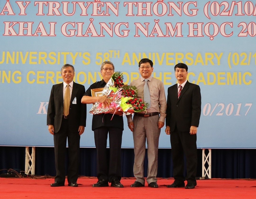 Ông Nguyễn Duy Bắc (thứ 2 từ phải qua) trao Huân chương Lao động hạng Nhì của Chủ tịch nước cho Nhà giáo ưu tú – Tiến sĩ Vũ Văn Xứng.
