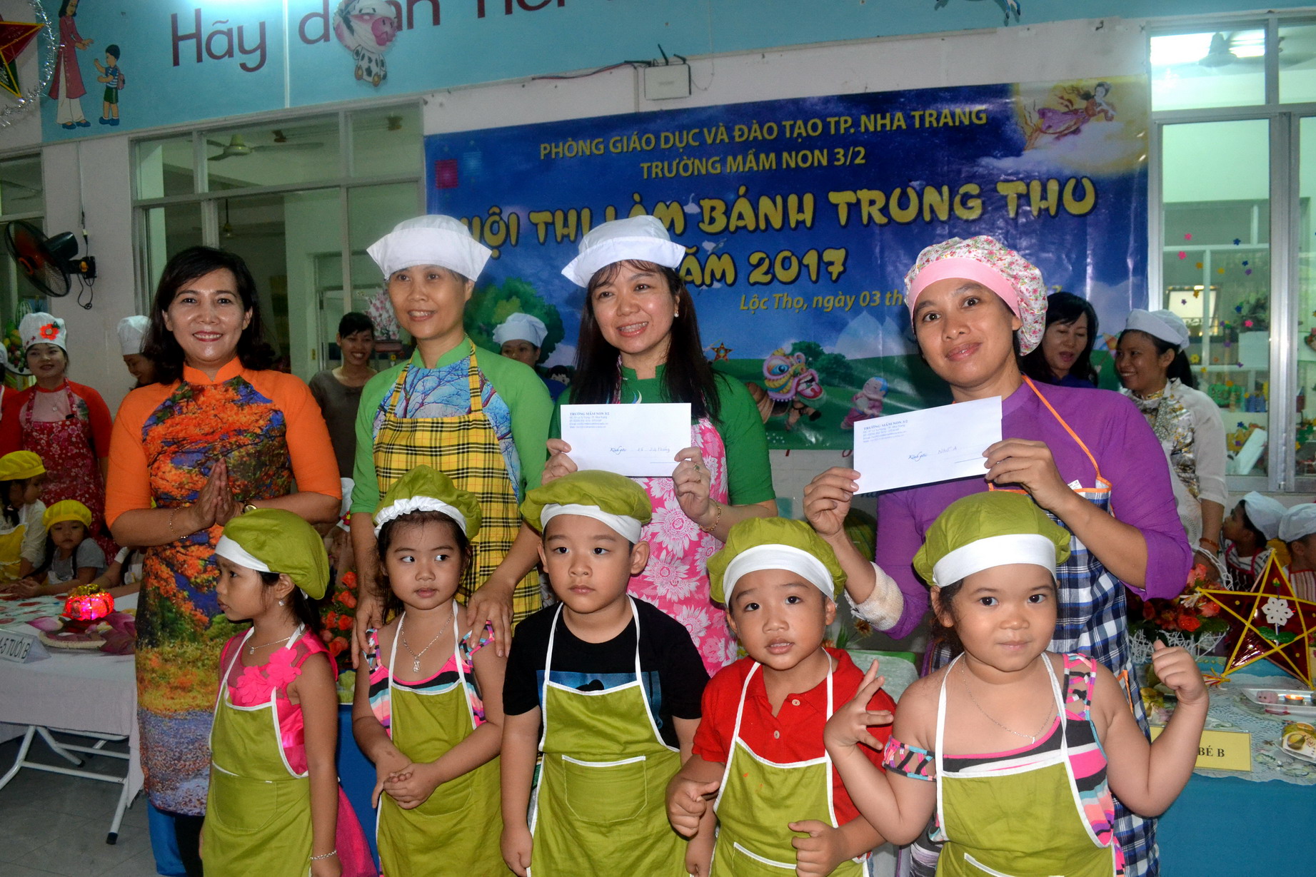 Cô Cao Thị Thanh Hà - Hiệu trưởng nhà trường trao quà cho các đội. 