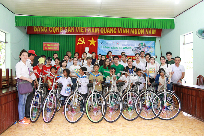 Ten pupils of Thanh Son Junior High School are given new bicycles.