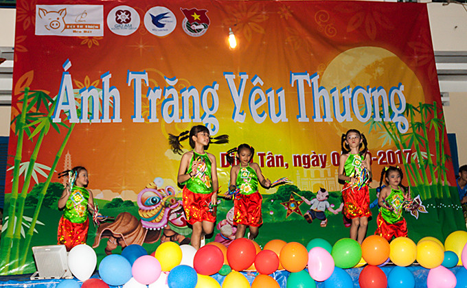 Các em thiếu nhi xã Diên Tân biểu diễn nhảy dân vũ.