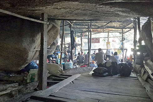 Hàng chục người ăn uống trong hang đá ở khu vực suối Đá Xẻ.