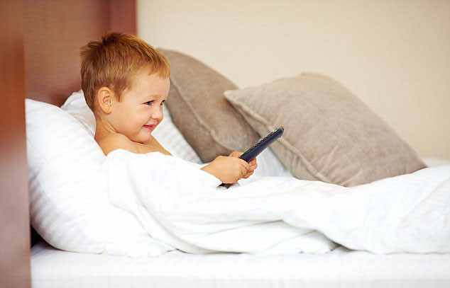 Nhiều nghiên cứu cho thấy phòng ngủ của trẻ có tivi có thể là nguyên nhân làm cho trẻ béo bụng và béo phì ẢNH: SHUTTERSTOCK