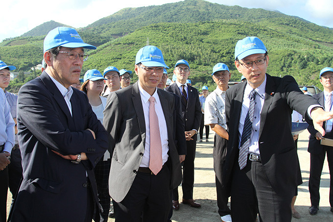 Đại diện Tập đoàn Sumitomo (bên phải) giới thiệu về Dự án Nhà máy nhiệt điện Vân Phong 1 với ngài đại sứ và ông Lê Đức Vinh. 