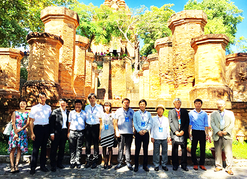 Đoàn đại biểu tham quan Tháp Bà Ponagar