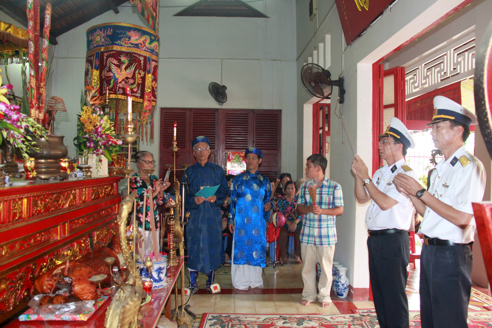  Đại diện Học viện Hải Quân (Nha Trang) dâng hương tưởng nhớ Đức Thánh Trần - người được suy tôn là Thủy tổ Hải quân Việt Nam