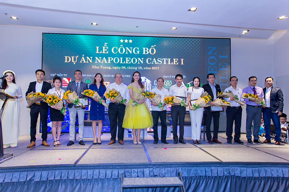 Đại sứ thương hiệu dự án Napoleon Castle - Ngọc Diễm chụp ảnh lưu niệm cùng các đại biểu trong Lễ công bố dự án