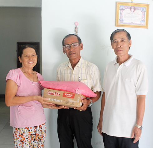 Đại diện Ban Đoàn kết Công giáo huyện Cam Lâm thăm, tặng quà cho gia đình bà Lý.