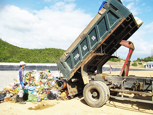 Xử lý rác tại bãi rác Hòn Rọ, xã Ninh An, thị xã Ninh Hòa