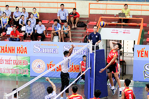 Các cầu thủ Sanest Khánh Hòa và Ninh Bình trong loạt trận đầu tiên vòng đấu loại trực tiếp
