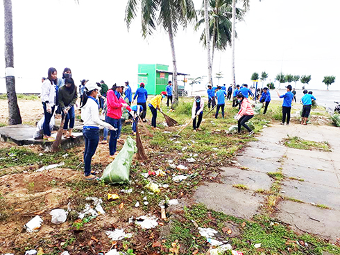 Đoàn viên, thanh niên thị trấn Vạn Giã tham gia dọn vệ sinh bãi biển vào cuối tuần