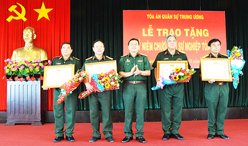 Thiếu tướng Nguyễn Văn Hạnh trao kỷ niệm chương  cho các cá nhân