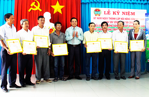 Lãnh đạo UBND TP. Nha Trang trao giấy khen cho các nông dân tiêu biểu