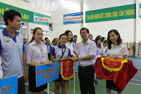 Đồng chí Nguyễn Tấn Tuân tặng cờ lưu niệm cho các đoàn tham gia hội thao.