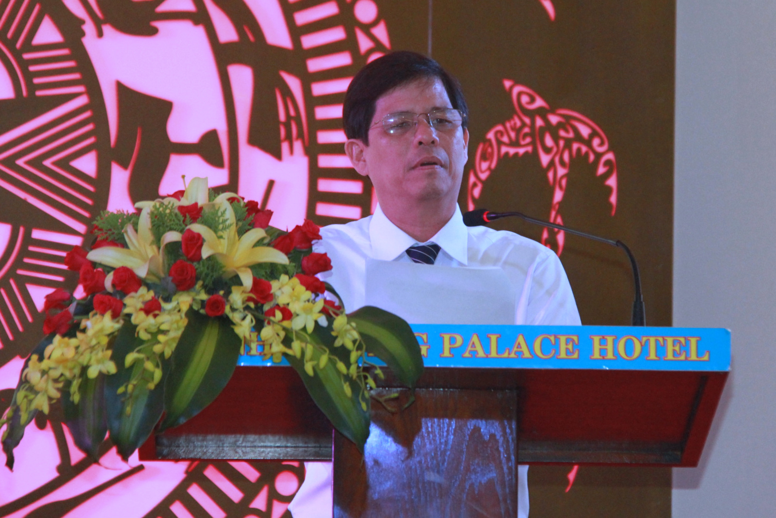 Ông Nguyễn Tấn Tuân - Chủ tịch HĐND tỉnh, Phó Bí thư thường trực Tỉnh ủy Khánh Hòa phát biểu chào mừng hội thảo
