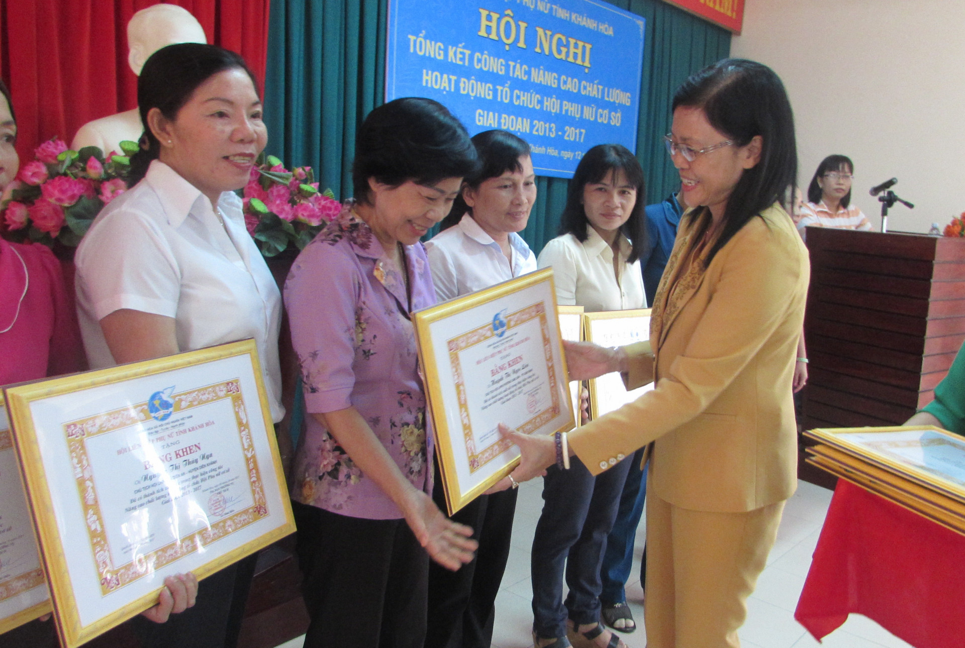 Bà Lê Minh Hiền - Chủ tịch Hội LHPN tỉnh tặng bằng khen cho các cá nhân