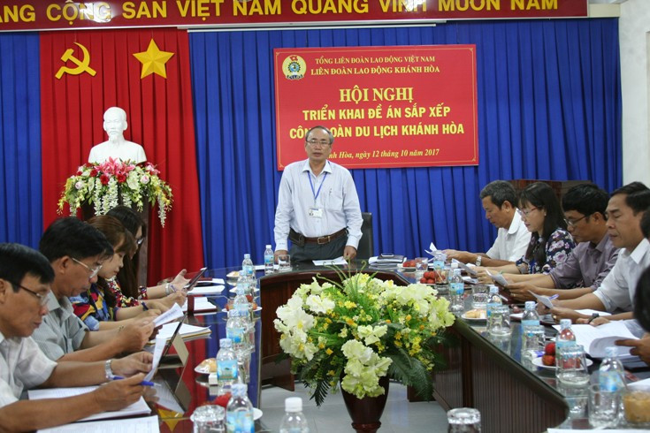 Ông Nguyễn Hòa, Chủ tịch Liên đoàn Lao động tỉnh Khánh Hòa phát biểu tại hội nghị