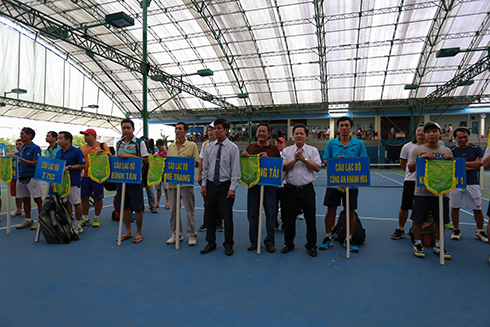 Ban tổ chức tặng cờ lưu niệm cho các tay vợt.