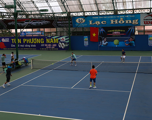 Các tay vợt tranh tài tại giải.