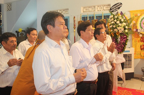 Đoàn lãnh đạo tỉnh do ông Nguyễn Tấn Tuân dâng hương Hòa thượng Thích Trí Tâm.