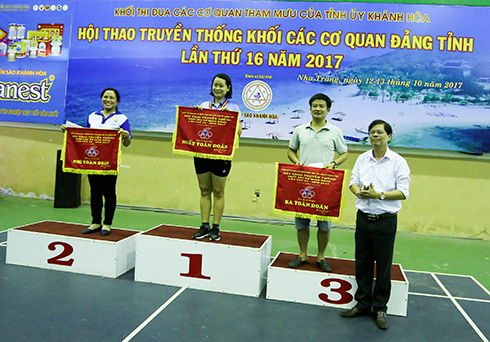 Đồng chí Nguyễn Tấn Tuân trao cờ, giải thưởng cho các đơn vị đoạt giải toàn đoàn