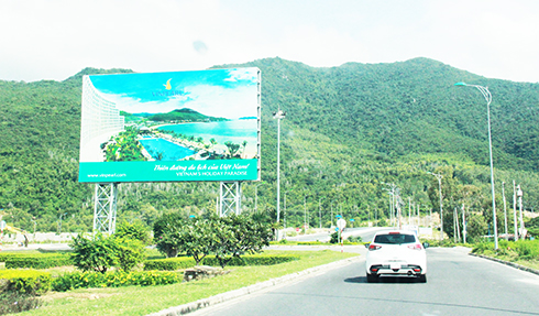 Bảng quảng cáo tấm lớn trên Đại lộ Nguyễn Tất Thành