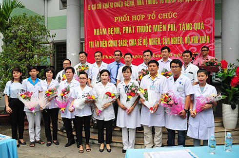 Lãnh đạo địa phương tặng hoa tri ân các cơ sở khám bệnh, nhà thuốc tư nhân