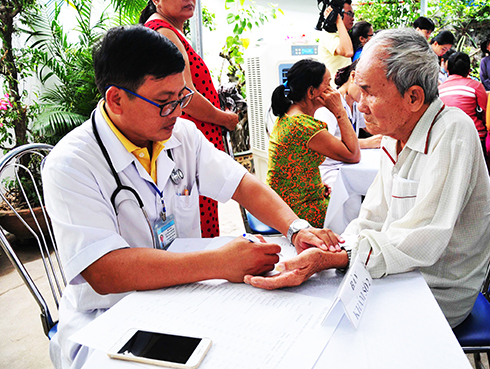 Các bác sĩ khám bệnh cho người dân phường Phương Sài.