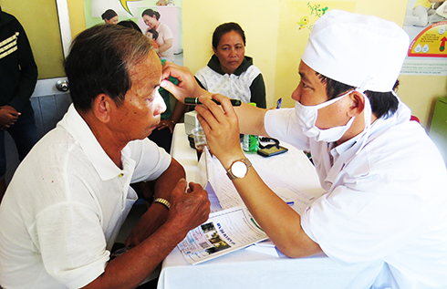Bác sĩ Bệnh viện Quân y 87 khám bệnh cho người dân tại đảo Bình Ba