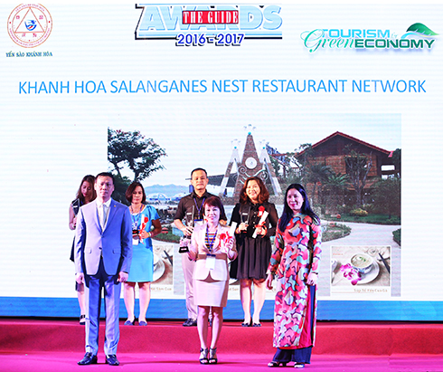Đại diện lãnh đạo Nhà hàng Yến sào Khánh Hòa  nhận giải thưởng
