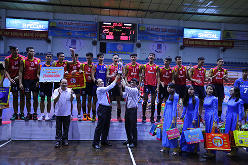 Organization committee offering trophy to Sanest Khanh Hoa