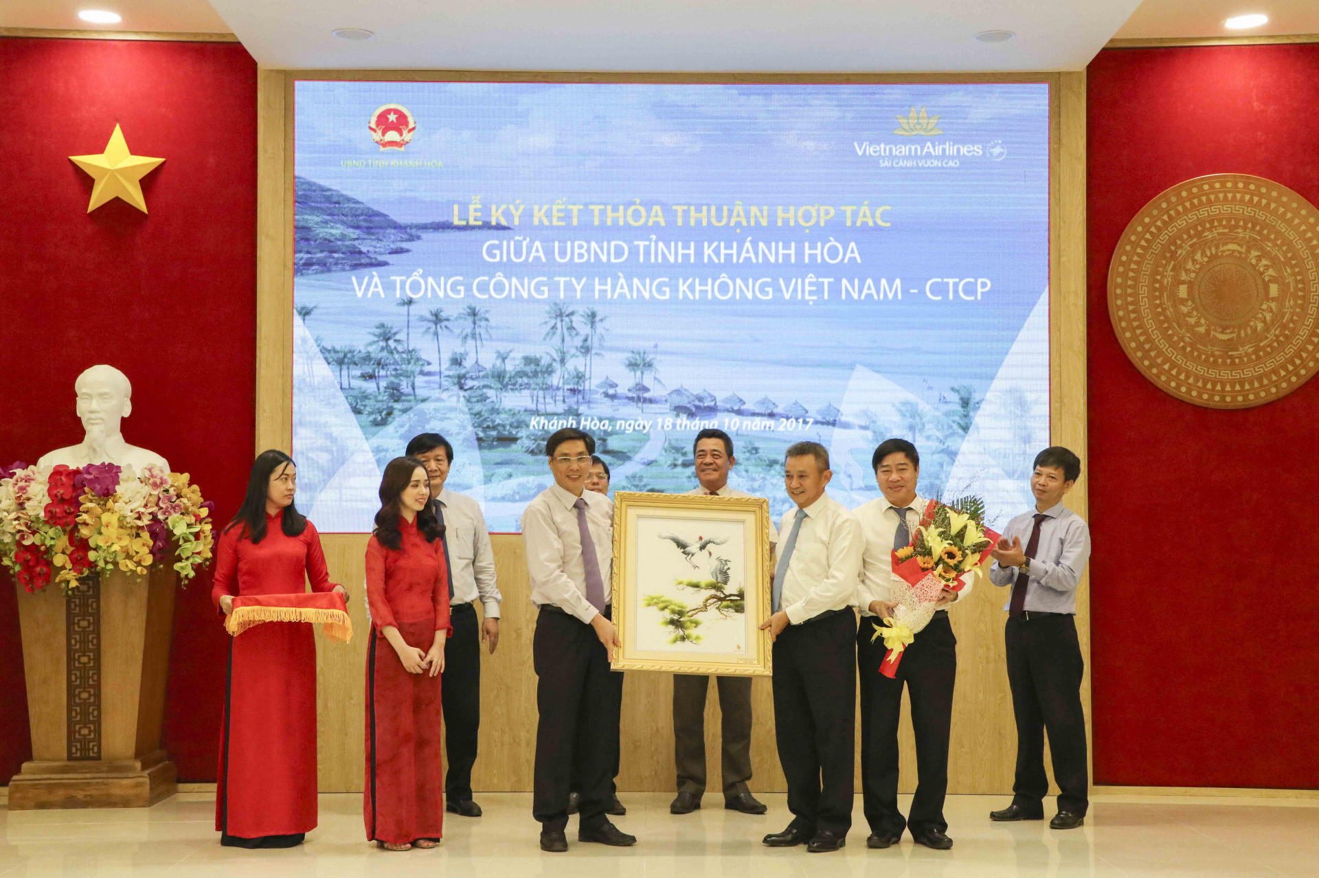Ông Lê Đức Vinh tặng quà lưu niệm cho đại diện Vietnam Airlines