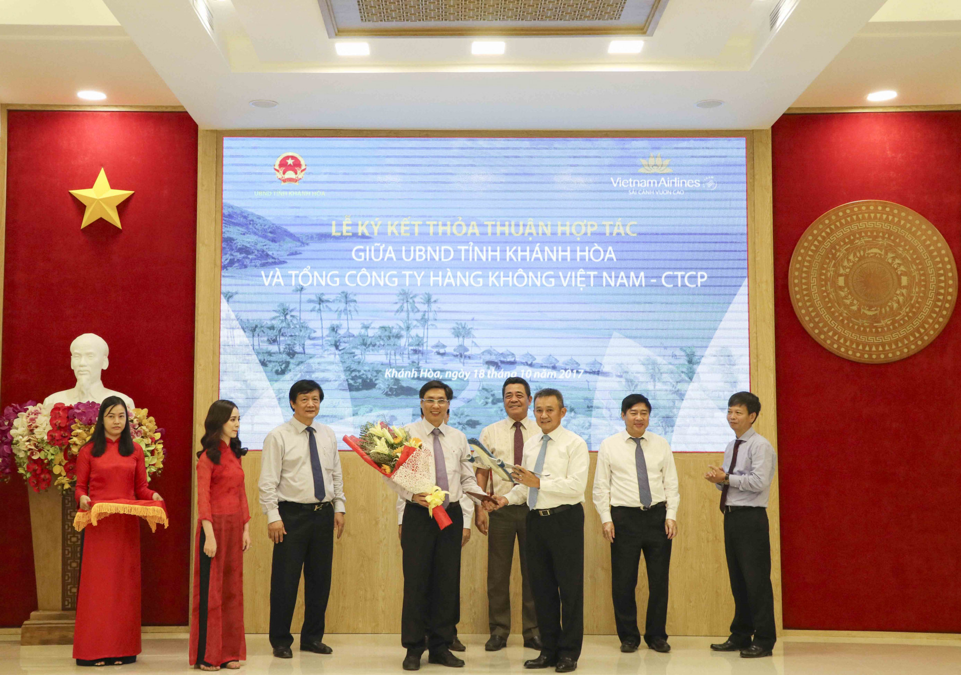 Đại diện Vietnam Airlines tặng quà lưu niệm cho lãnh đạo tỉnh