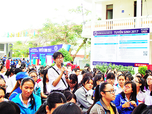 Học sinh lớp 12 tham gia chương trình tư vấn tuyển sinh năm 2017 tổ chức tại Trường Đại học Khánh Hòa
