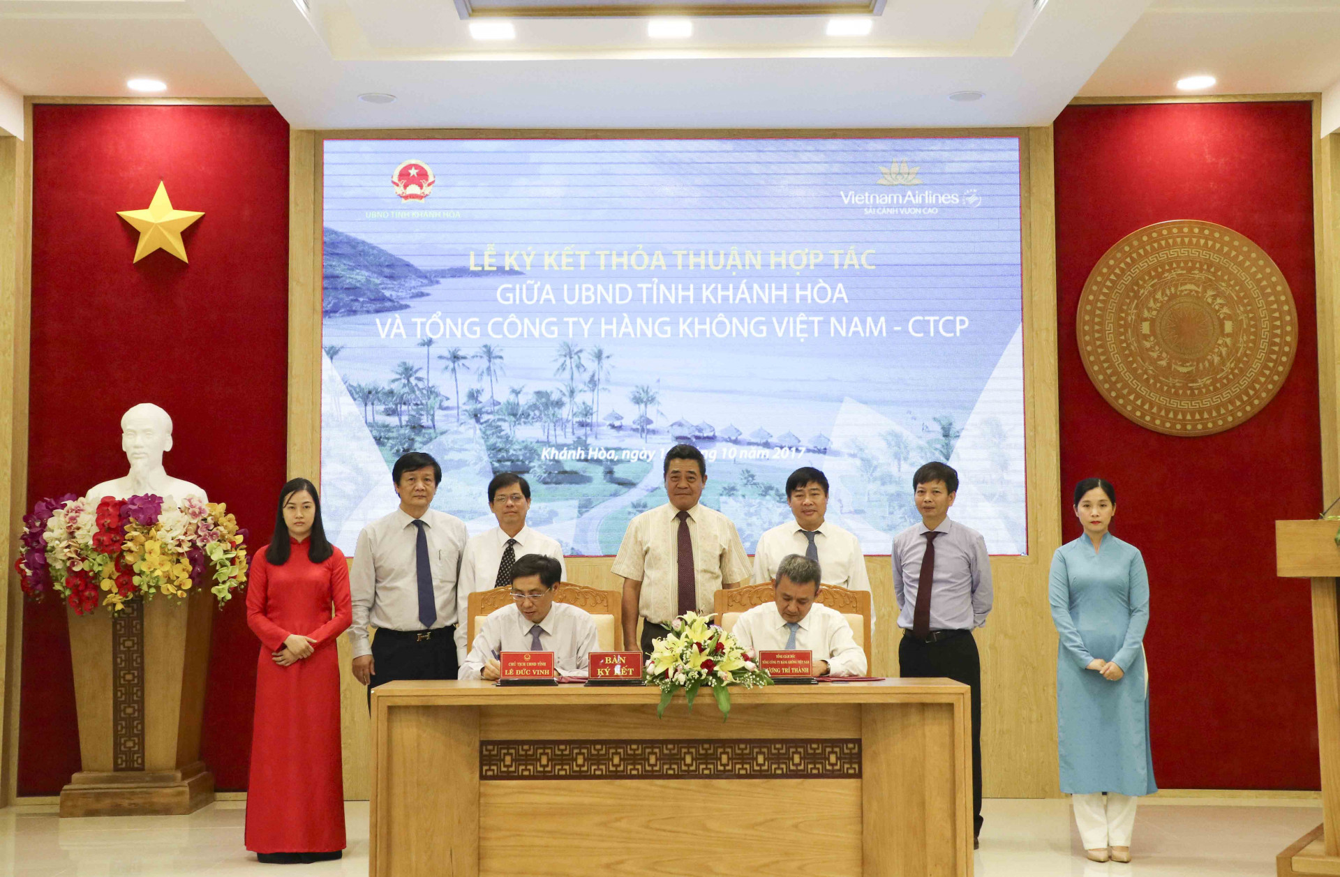 Signing ceremony between Peoples Committe of Khanh Hoa Province and Vietnam Airlines