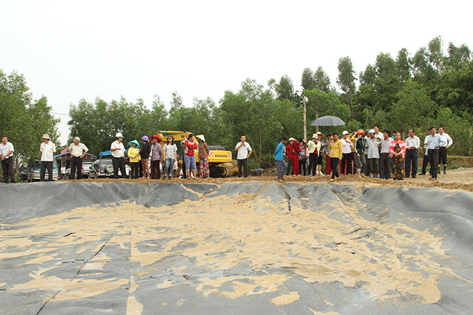 Người dân thôn Ninh Ích được mời trực tiếp đến hiện trường công trình Bãi rác Hòn Rọ.