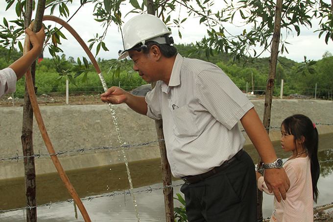 Ông Trần Văn Minh – Chủ tịch UBND thị xã Ninh Hòa kiểm tra bằng trực quan nước thải đã qua xử lý tại Bãi rác Hòn Rọ.