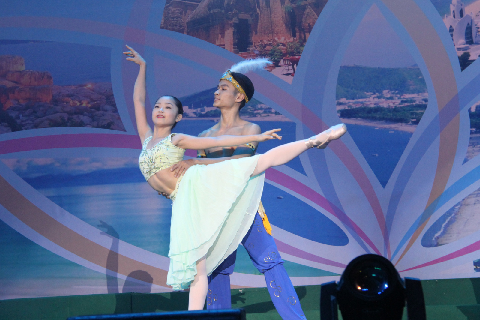 Sinh viên trường Trung cấp múa TP. Hồ Chí Minh biểu diễn tiết mục múa chào mừng hội thi