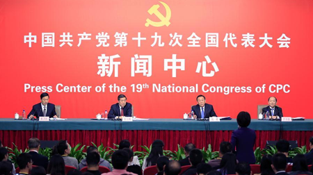 Chủ nhiệm Ủy ban Cải cách và Phát triển quốc gia Trung Quốc Hà Lập Phong (thứ 2 từ trái sang) tại cuộc họp báo. Ảnh: Tân Hoa xã