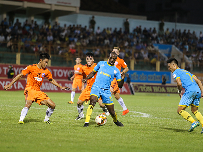 Toure (in blue uniform, middle) hits brace, helping Sanna KH-BVN to have three points from SHB Da Nang