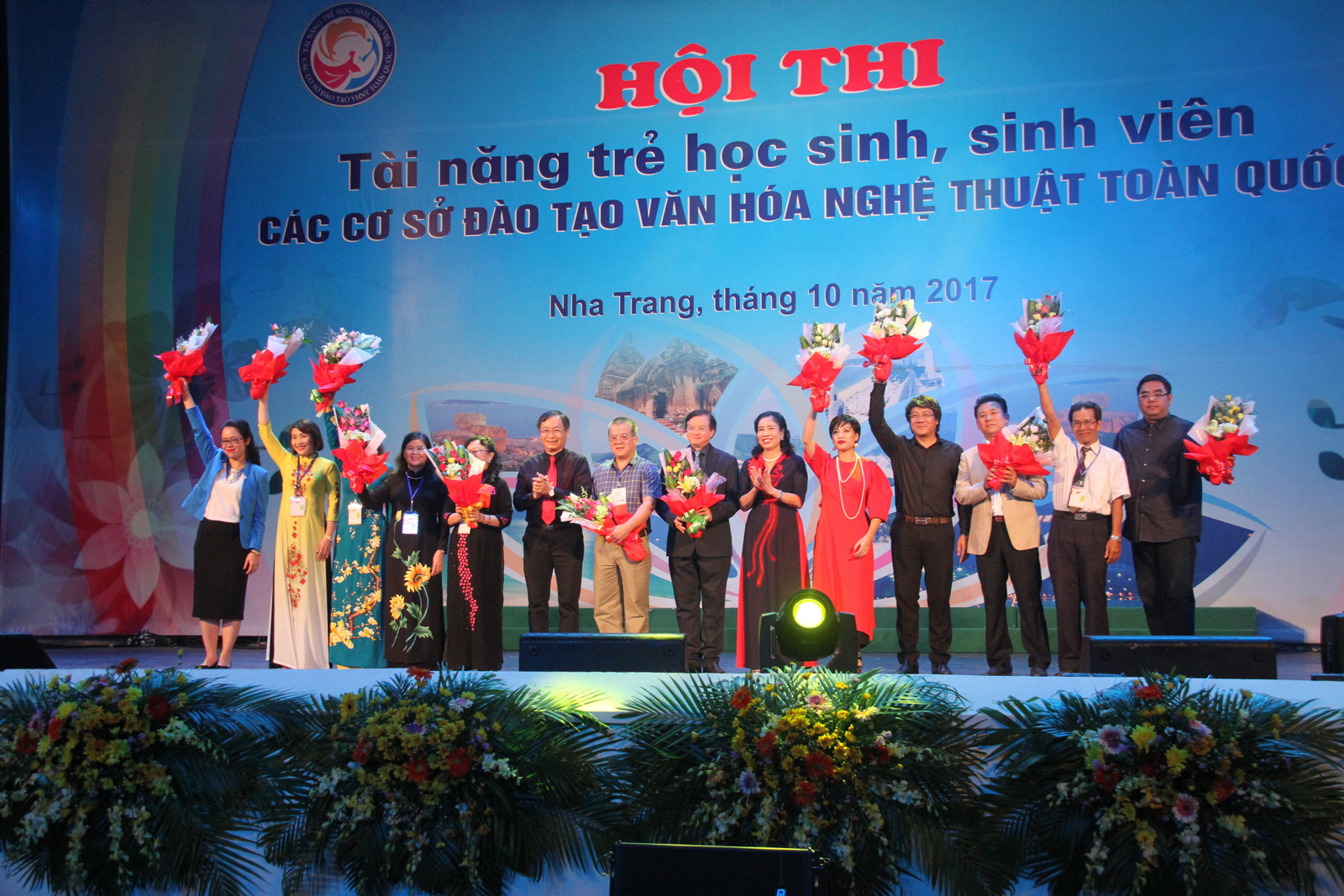 Leaders of the Ministry of Culture, Sports and Tourism and Khanh Hoa Province offering flowers to the jury.