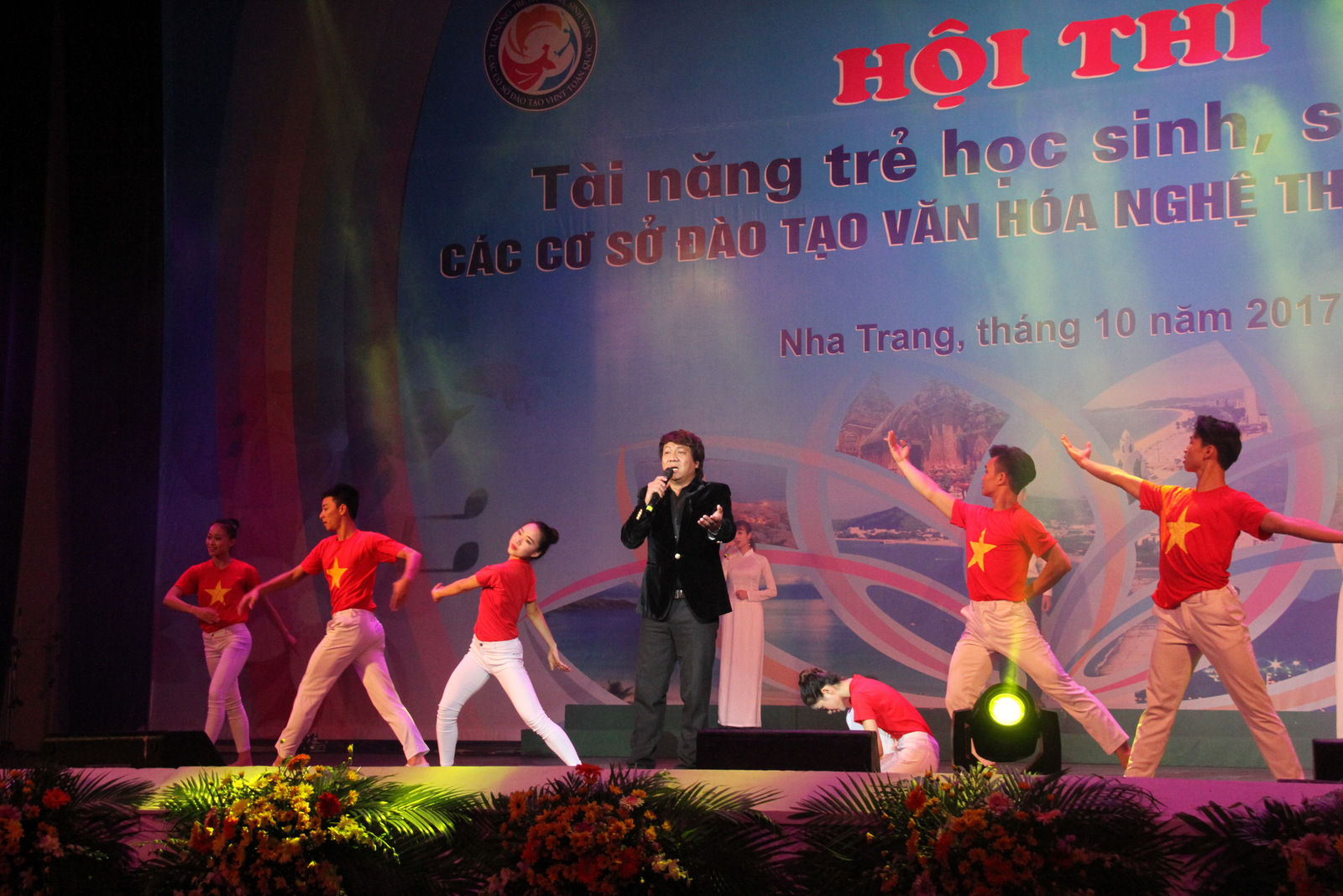 Meritorious Artist Quoc Hung performing at opening ceremony.