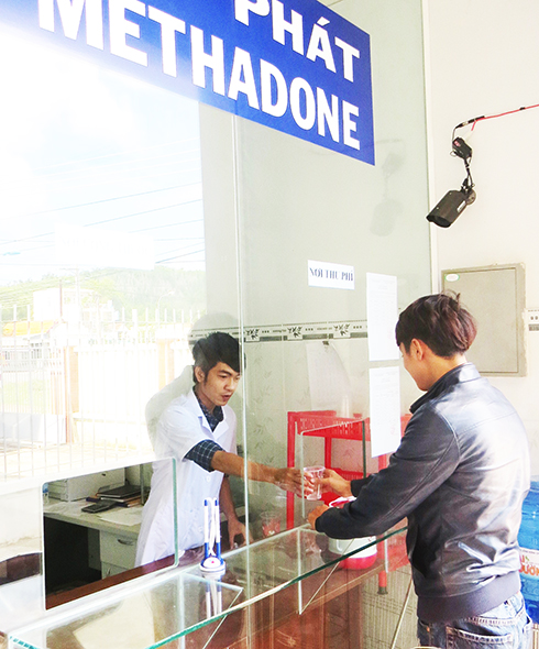 Bệnh nhân uống Methadone tại Cơ sở 2 Trung tâm Y tế thị xã Ninh Hòa