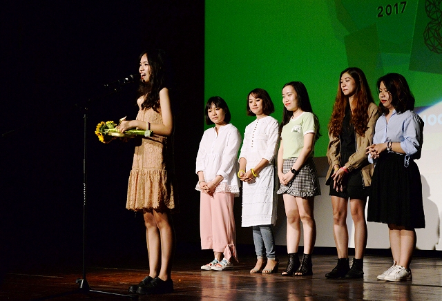 Tác giả Nguyễn Ngọc Mai nhận giải Búp sen vàng cho phim tài liệu xuất sắc nhất do Ban Giám khảo bình chọn.