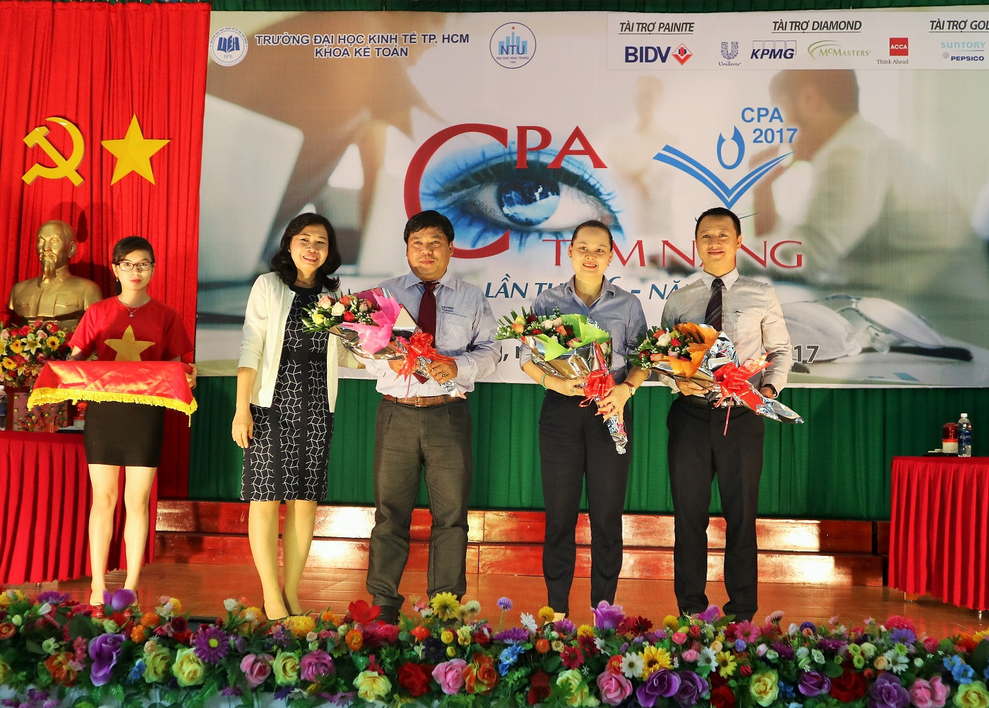 Đại diện Trường Đại học Kinh tế TP. Hồ Chí Minh tặng hoa cho Trường Đại học Nha Trang và các đơn vị tài trợ cuộc thi. 
