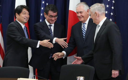 ần lượt từ trái sang, Bộ trưởng Quốc phòng Nhật Odonera, Ngoại trưởng Nhật Bản Taro Kono, Ngoại trưởng Mỹ Rex Tillerson, Bộ trưởng Quốc phòng Mỹ James Mattis. Ảnh: Zimbio.