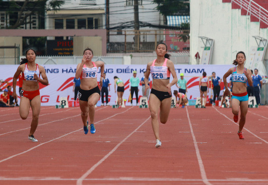 Tú Chinh (220) vượt thành tích SEA Games 1% giây là thành tích ấn tượng nhất của ngày thi đấu đầu tiên.