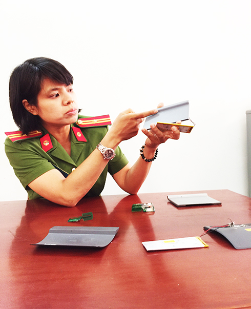 Thiếu tá Lương Lê Vân thông tin về các thiết bị sao chép dữ liệu thẻ