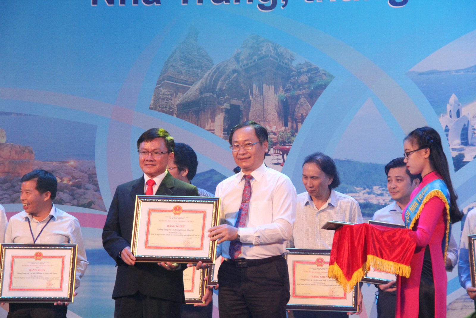 Ông Nguyễn Đắc Tài trao bằng khen của Bộ Văn hóa - Thể thao và Du lịch cho các trường tham gia hội thi