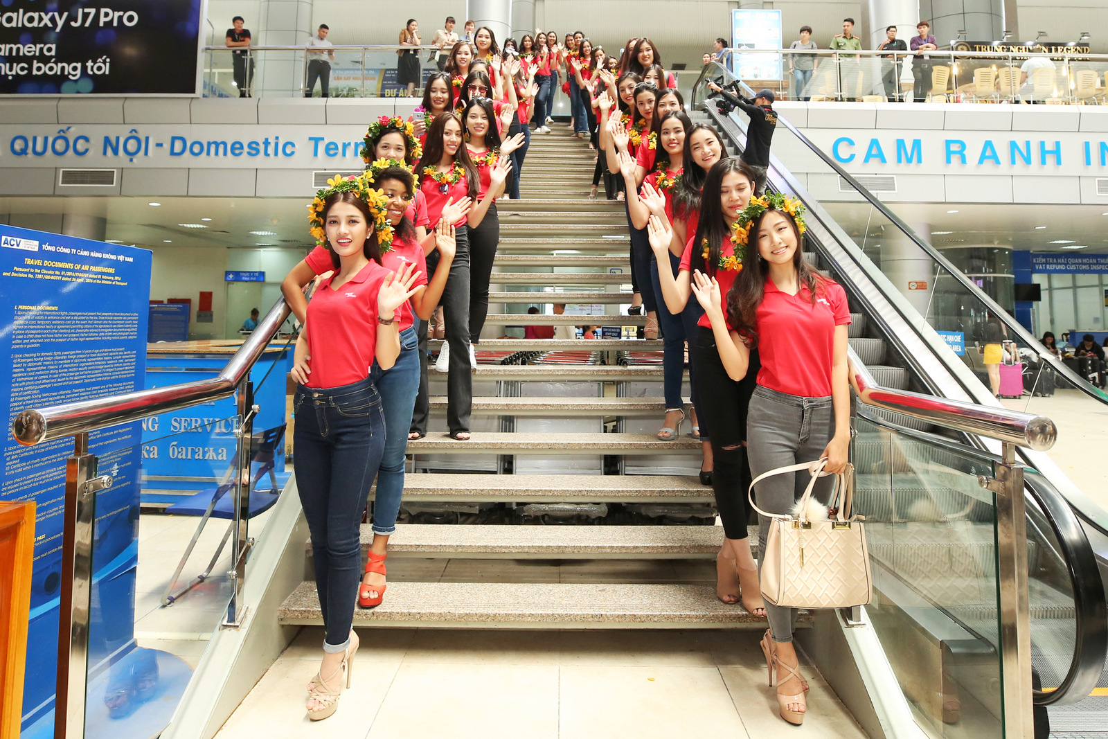 Các người đẹp tạo dáng ngay khi đáp xuống sân bay Cam Ranh (Khánh Hòa).