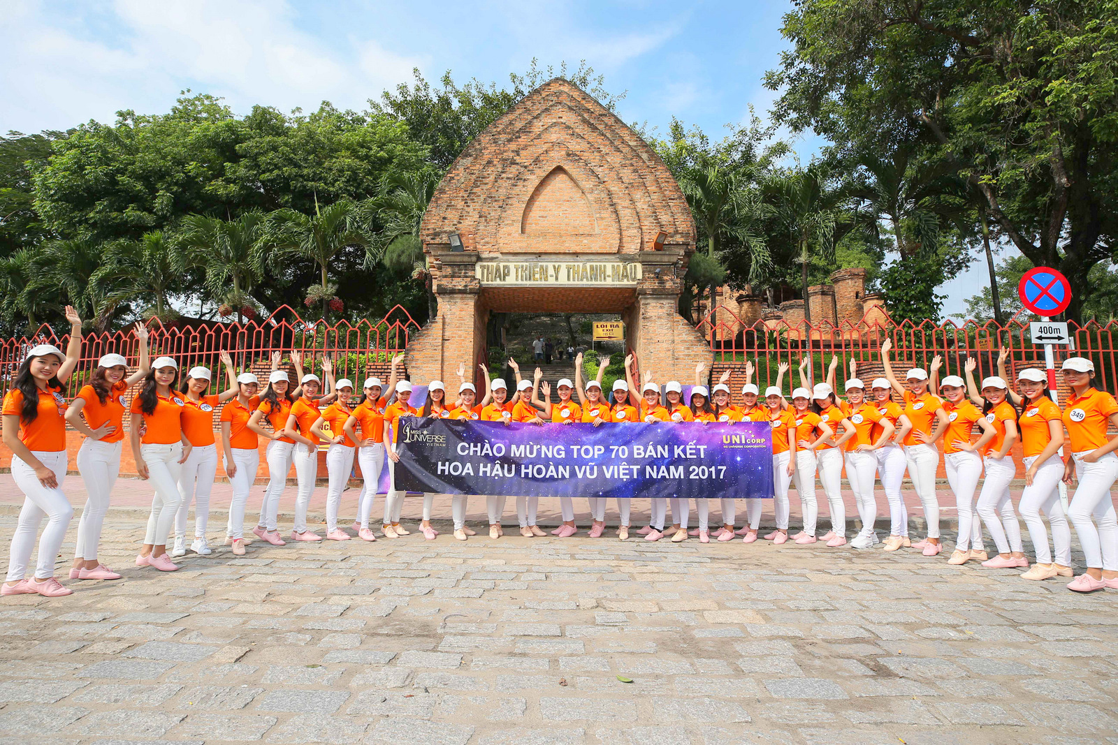 Chụp hình lưu niệm trước cổng khu tích Tháp Bà Ponagar